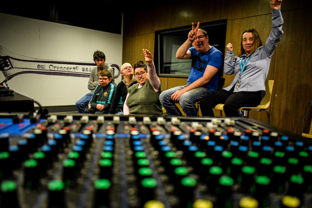 Le groupe du CAJ dans les studio du 106
